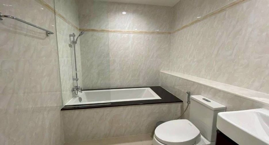 For rent 4 bedrooms condo in Watthana, Bangkok