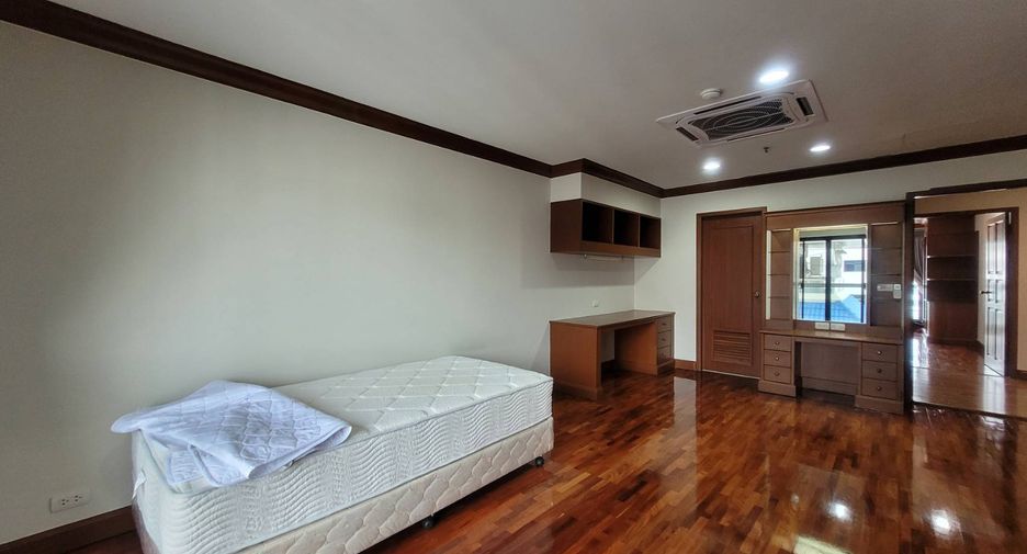 For rent 3 bedrooms condo in Watthana, Bangkok