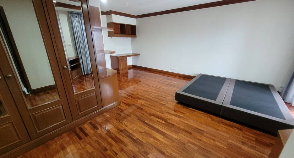 For rent 3 bedrooms condo in Watthana, Bangkok