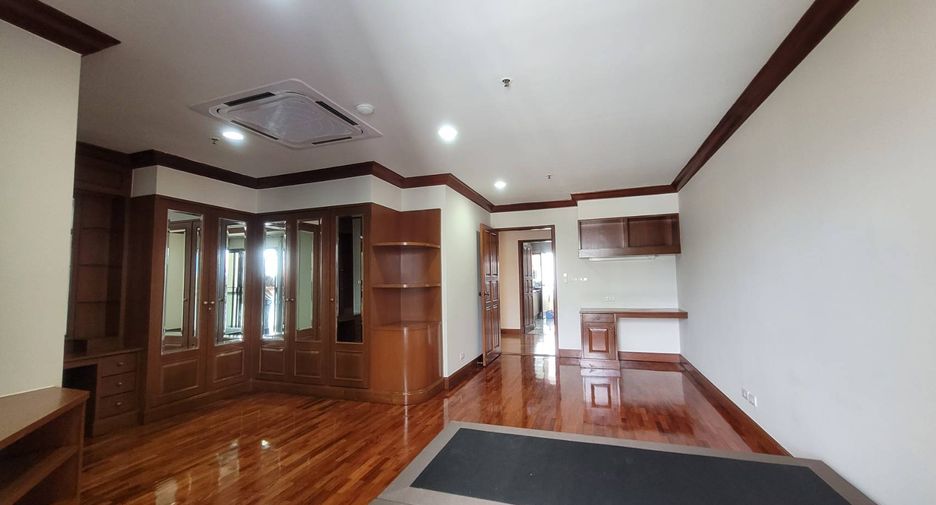 For rent 3 bedrooms condo in Watthana, Bangkok