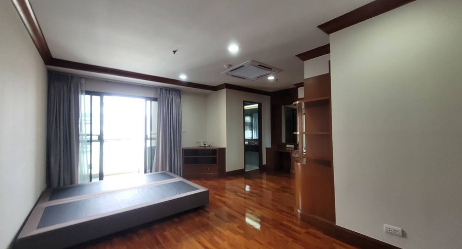 For rent 3 bedrooms condo in Watthana, Bangkok