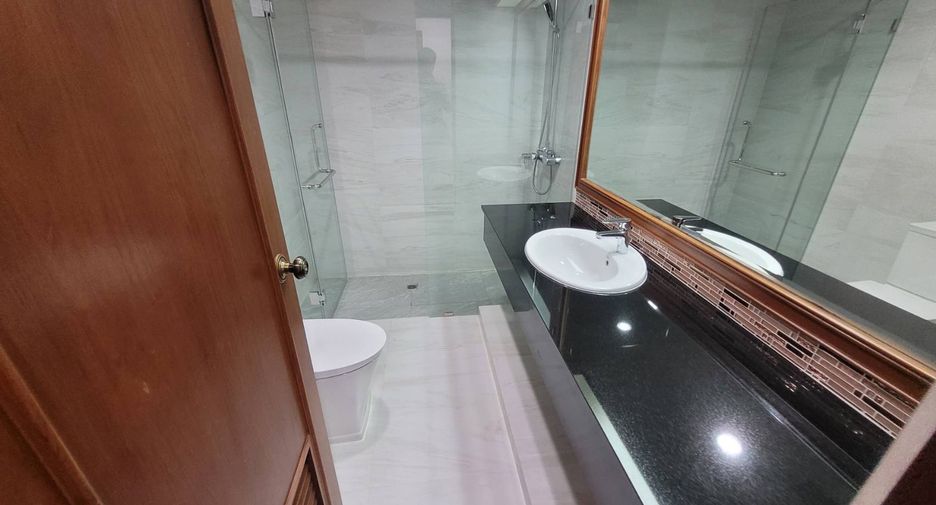 For rent 3 bedrooms condo in Watthana, Bangkok
