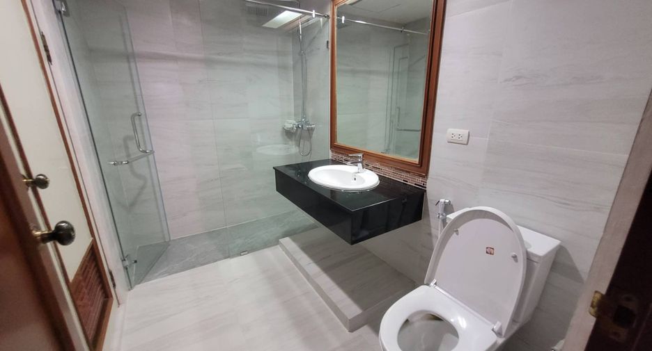 For rent 3 bedrooms condo in Watthana, Bangkok