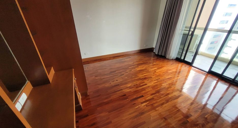 For rent 3 bedrooms condo in Watthana, Bangkok