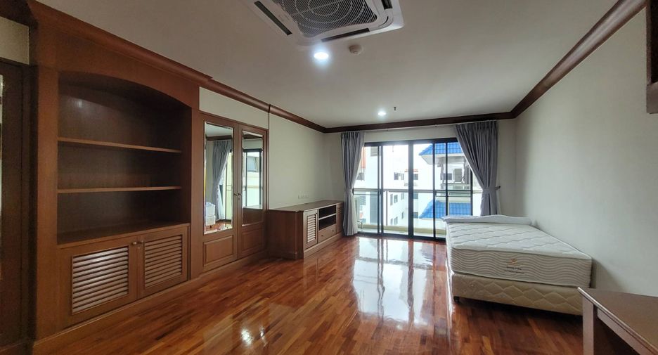 For rent 3 bedrooms condo in Watthana, Bangkok