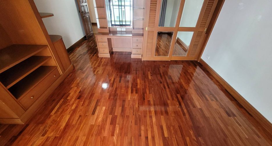 For rent 3 bedrooms condo in Watthana, Bangkok