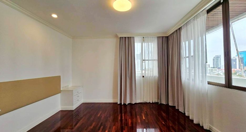 For rent 3 bedrooms condo in Watthana, Bangkok