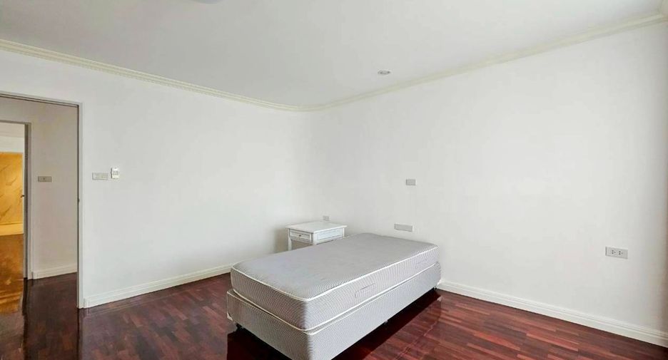 For rent 3 bedrooms condo in Watthana, Bangkok