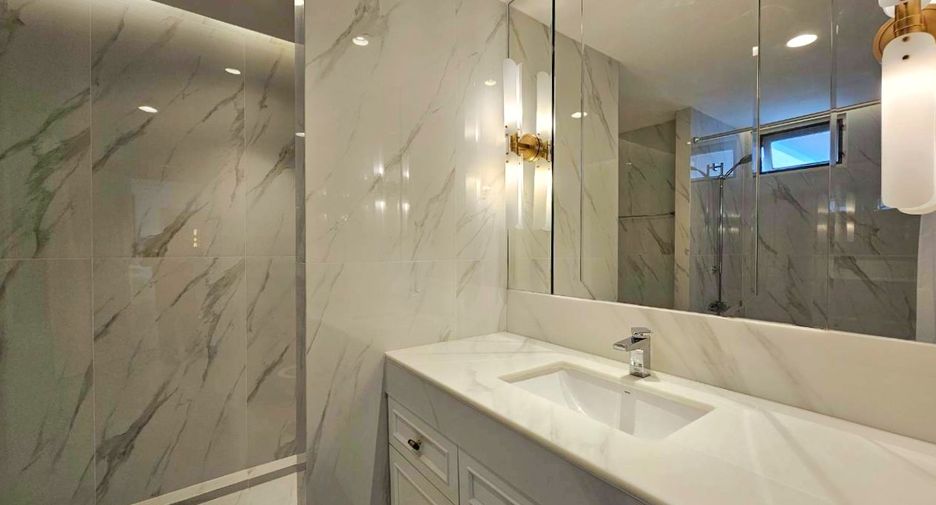 For rent 3 bedrooms condo in Watthana, Bangkok