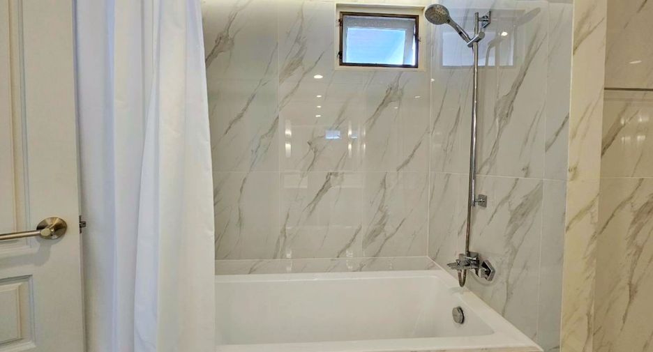 For rent 3 bedrooms condo in Watthana, Bangkok