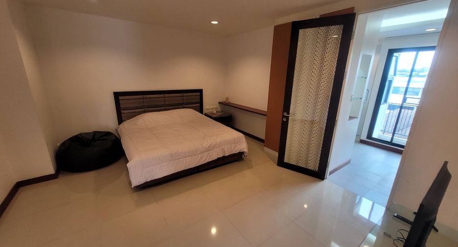 For rent 3 bedrooms condo in Watthana, Bangkok