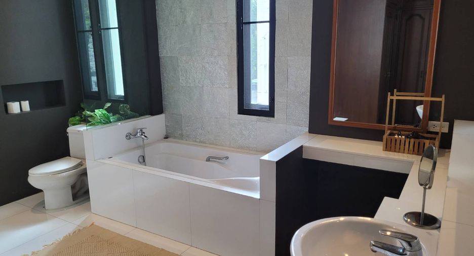 For rent 3 bedrooms house in Khlong Toei, Bangkok