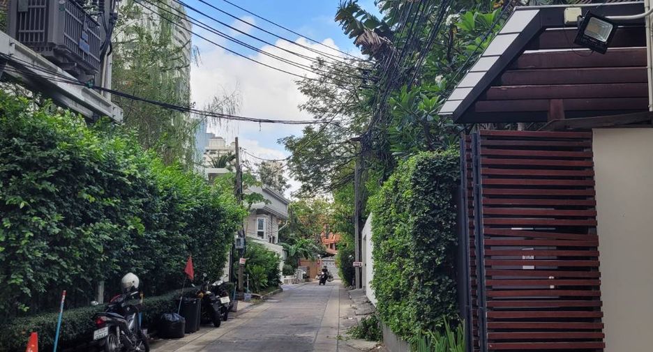 For rent 3 bedrooms house in Khlong Toei, Bangkok
