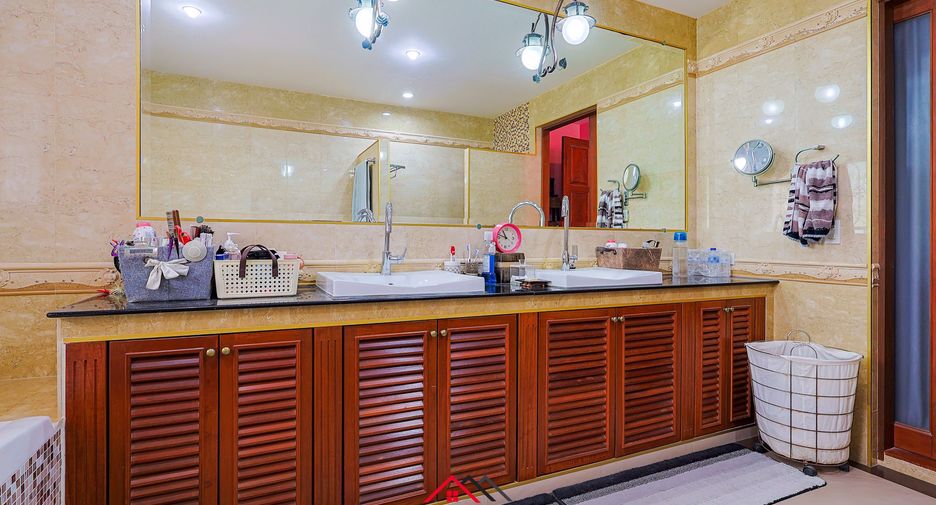 Haus zum Kauf mit 6 Zimmer in Huay Yai, Pattaya