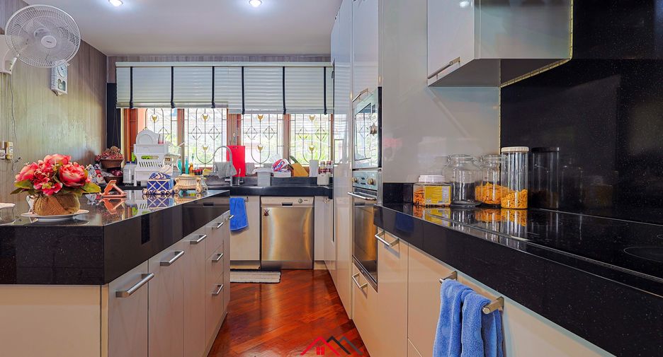 Haus zum Kauf mit 6 Zimmer in Huay Yai, Pattaya