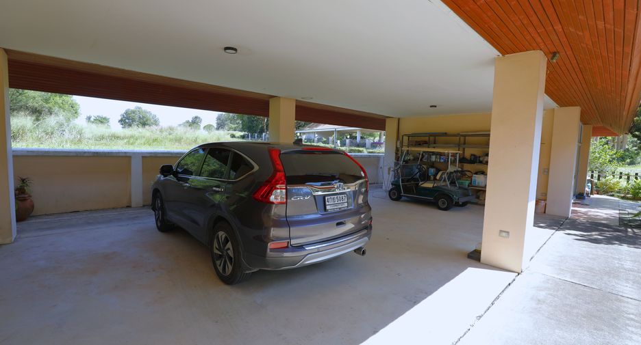 Villa en venta de 5 habitaciones en Si Racha, Chonburi