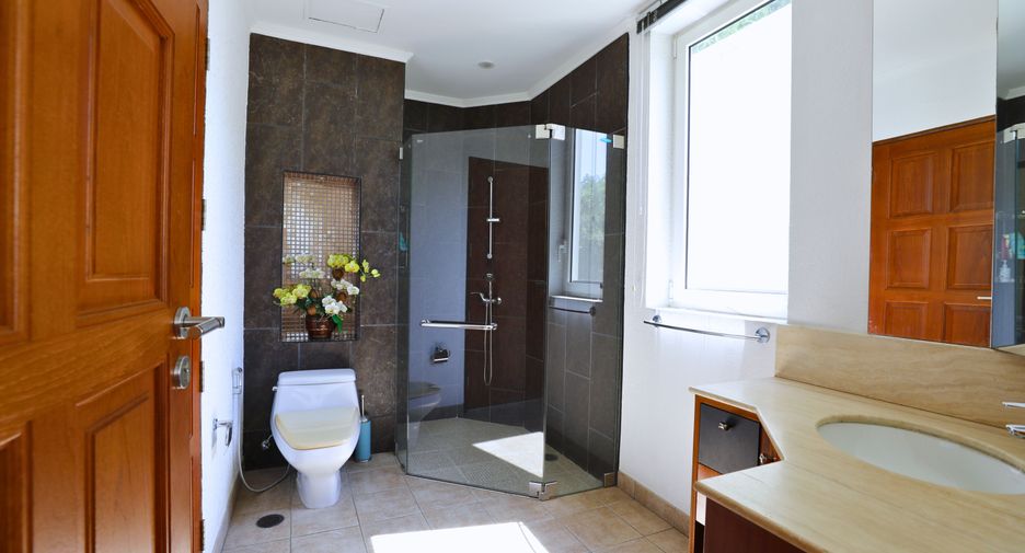 Villa en venta de 5 habitaciones en Si Racha, Chonburi