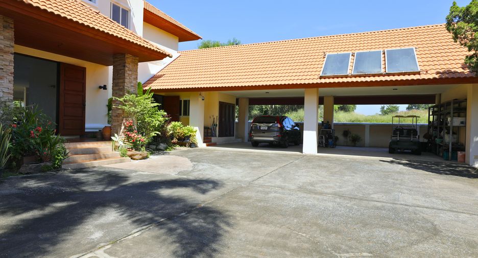 Villa en venta de 5 habitaciones en Si Racha, Chonburi