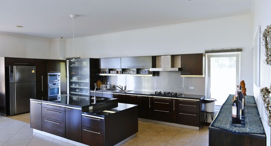 Villa en venta de 5 habitaciones en Si Racha, Chonburi