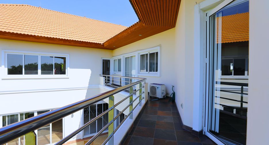 Villa en venta de 5 habitaciones en Si Racha, Chonburi