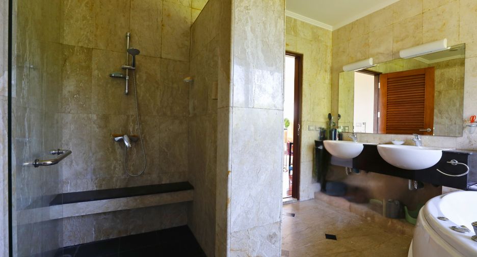 Villa en venta de 5 habitaciones en Si Racha, Chonburi