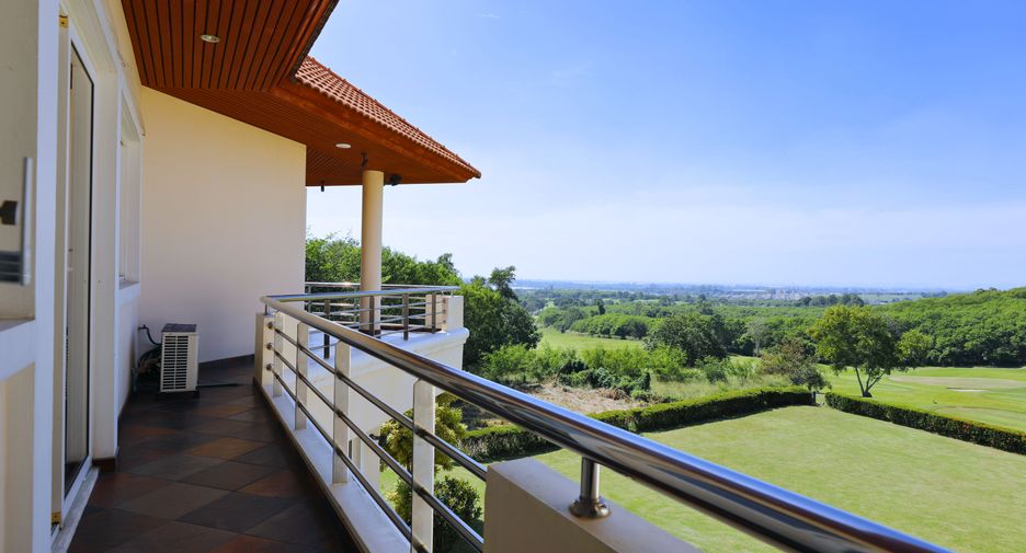 Villa en venta de 5 habitaciones en Si Racha, Chonburi