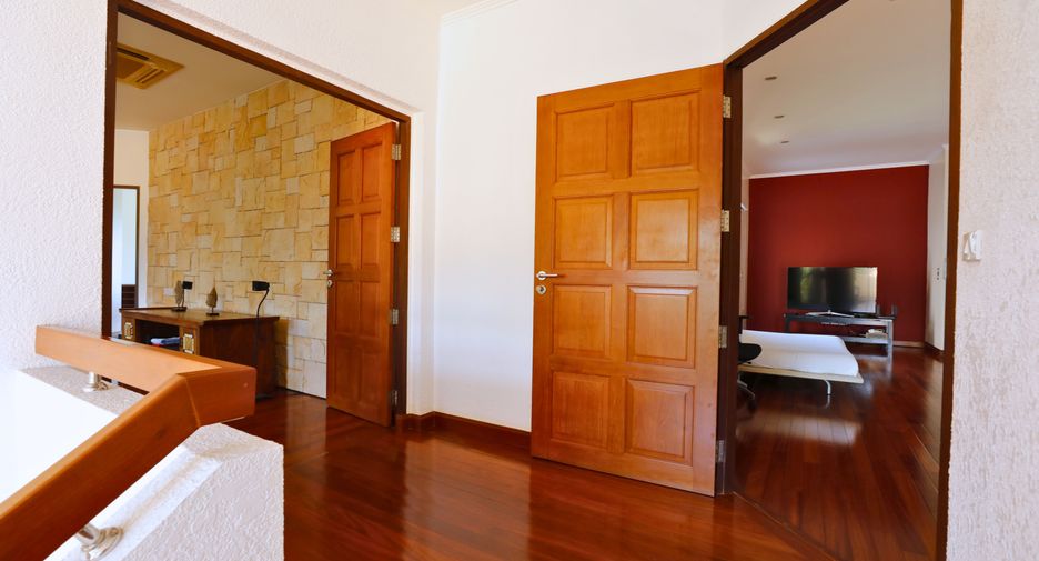 Villa en venta de 5 habitaciones en Si Racha, Chonburi