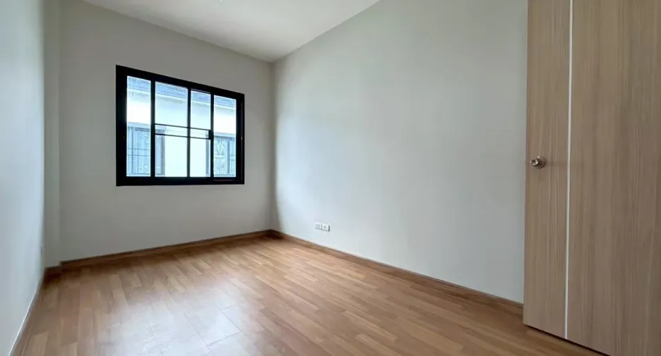 For sale 3 bedrooms townhouse in Nong Khaem, Bangkok
