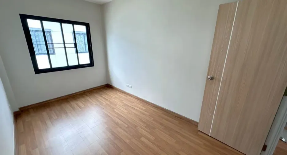For sale 3 bedrooms townhouse in Nong Khaem, Bangkok