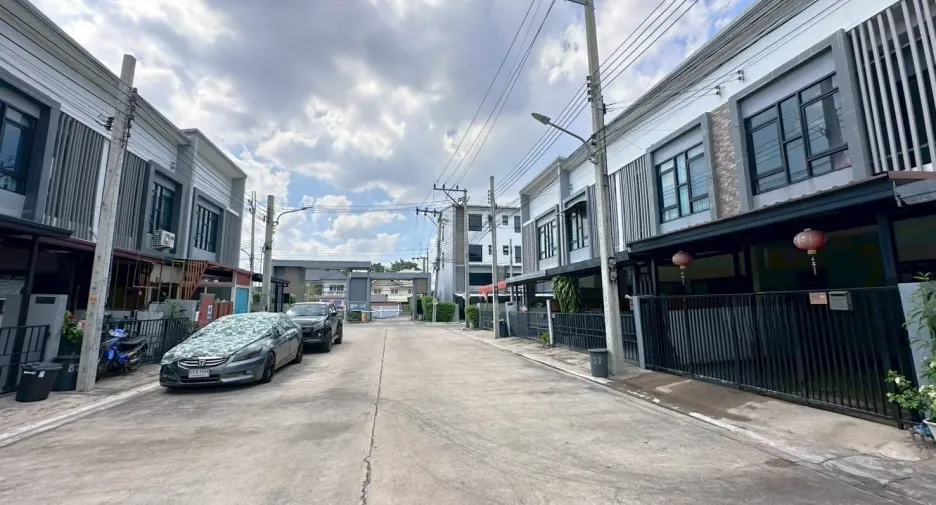 For sale 3 bedrooms townhouse in Nong Khaem, Bangkok