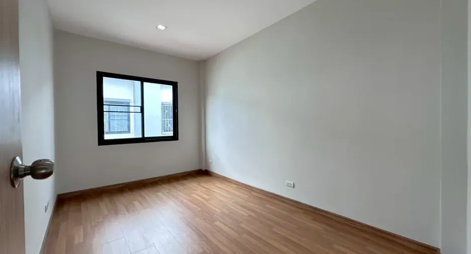 For sale 3 bedrooms townhouse in Nong Khaem, Bangkok
