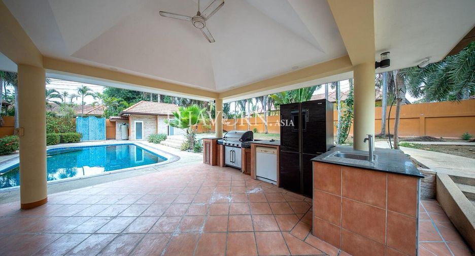 For sale 5 bedrooms house in Huay Yai, Pattaya