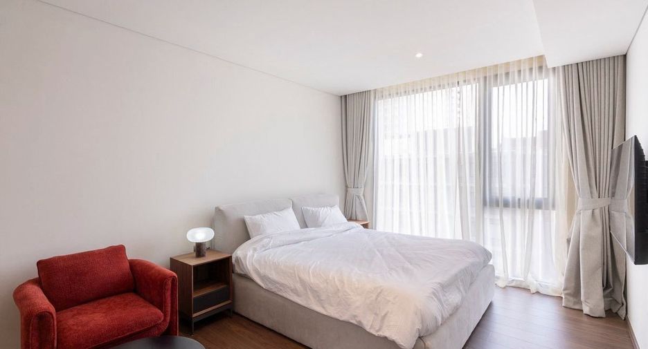 For rent 3 bedrooms condo in Khlong Toei, Bangkok