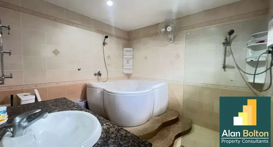 For rent and for sale 4 bedrooms house in Bang Lamung, Chonburi