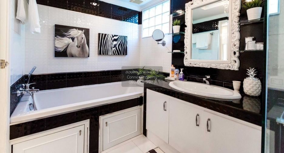 For rent 4 bedrooms townhouse in Lat Phrao, Bangkok