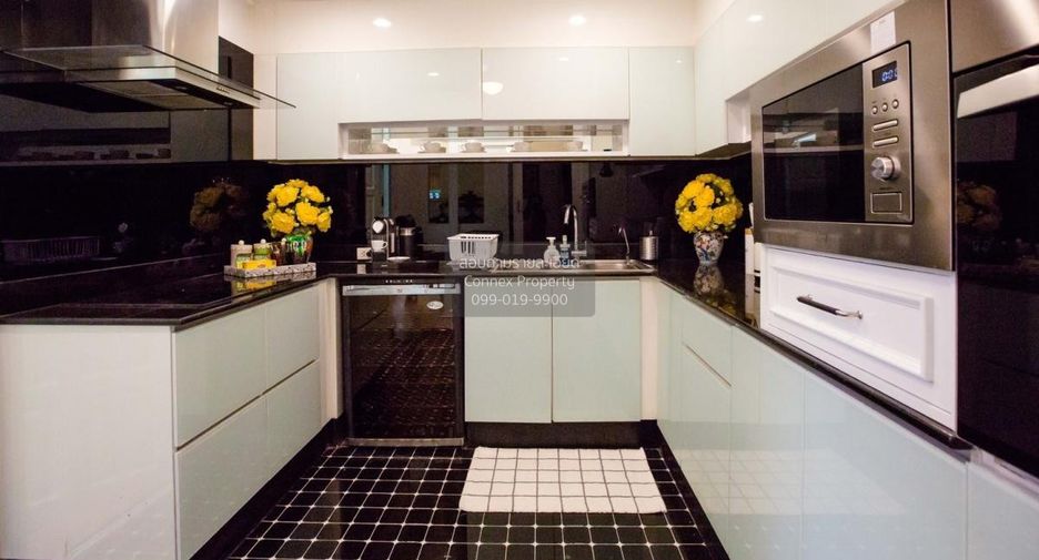For rent 4 bedrooms townhouse in Lat Phrao, Bangkok