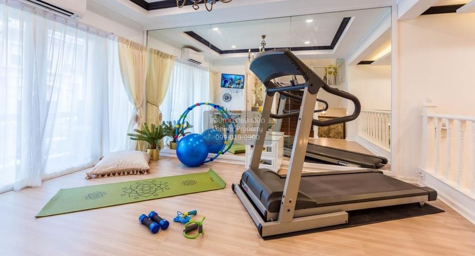 For rent 4 bedrooms townhouse in Lat Phrao, Bangkok