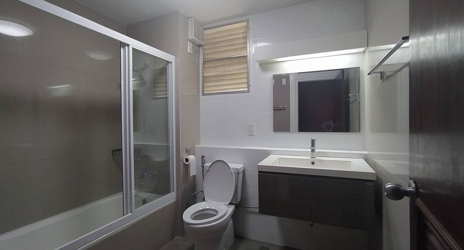 Condo en alquiler de 3 habitaciones en Khlong Toei, Bangkok