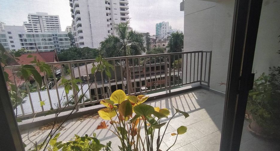 Condo en alquiler de 3 habitaciones en Khlong Toei, Bangkok