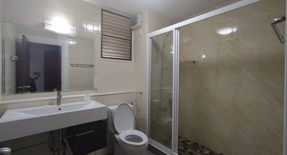 Condo en alquiler de 3 habitaciones en Khlong Toei, Bangkok