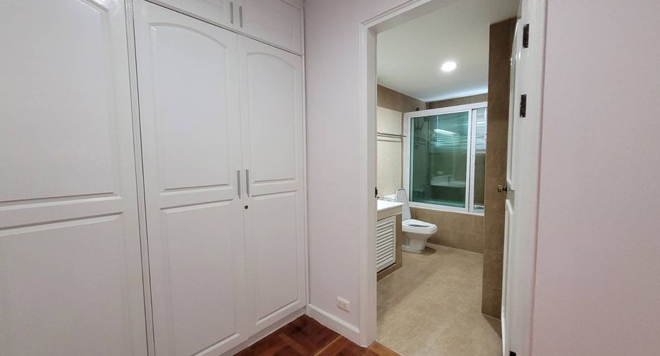 For rent 4 bedrooms condo in Khlong Toei, Bangkok