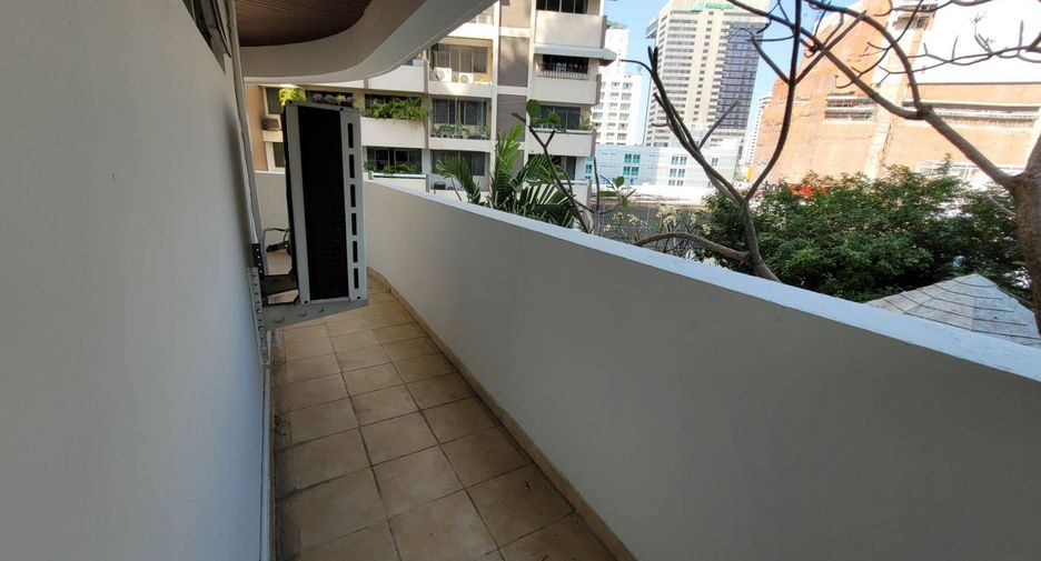 For rent 4 bedrooms condo in Khlong Toei, Bangkok