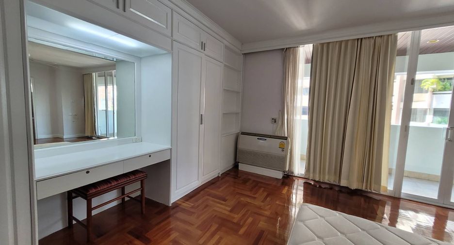 For rent 4 bedrooms condo in Khlong Toei, Bangkok