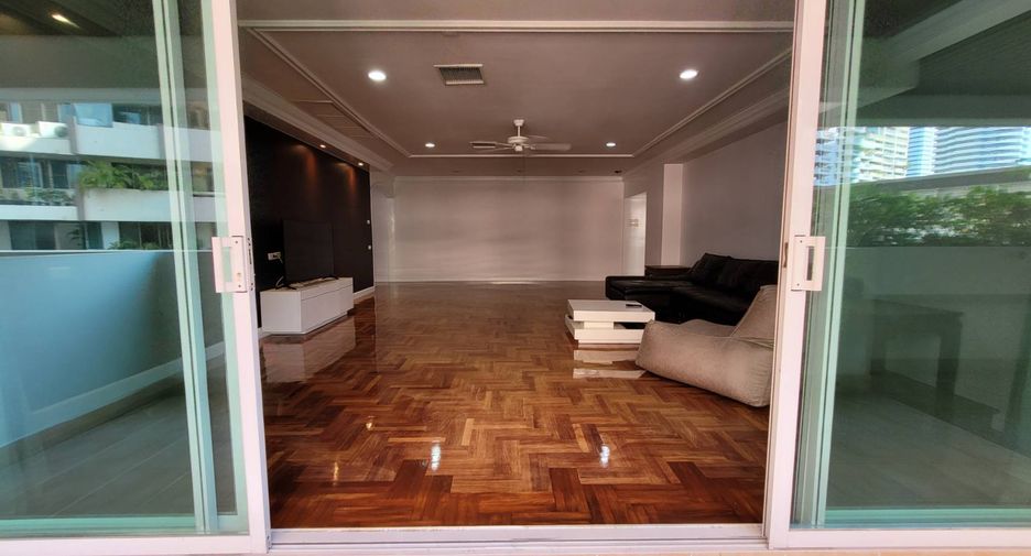 For rent 4 bedrooms condo in Khlong Toei, Bangkok