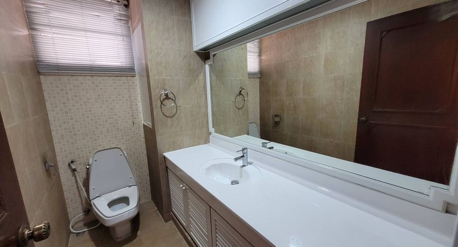 For rent 4 bedrooms condo in Khlong Toei, Bangkok