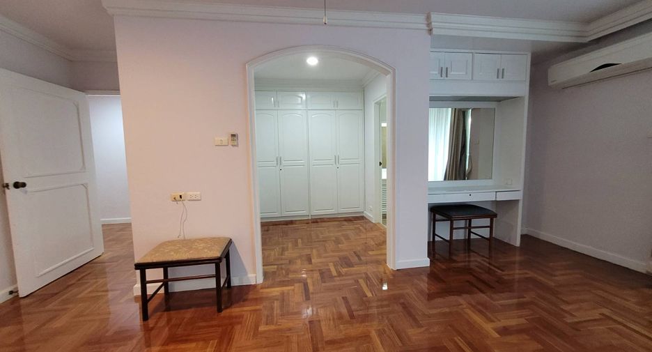 For rent 4 bedrooms condo in Khlong Toei, Bangkok