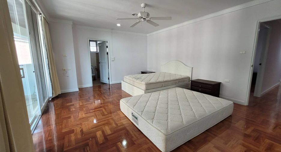 For rent 4 bedrooms condo in Khlong Toei, Bangkok