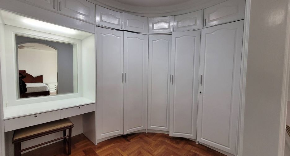 For rent 4 bedrooms condo in Khlong Toei, Bangkok