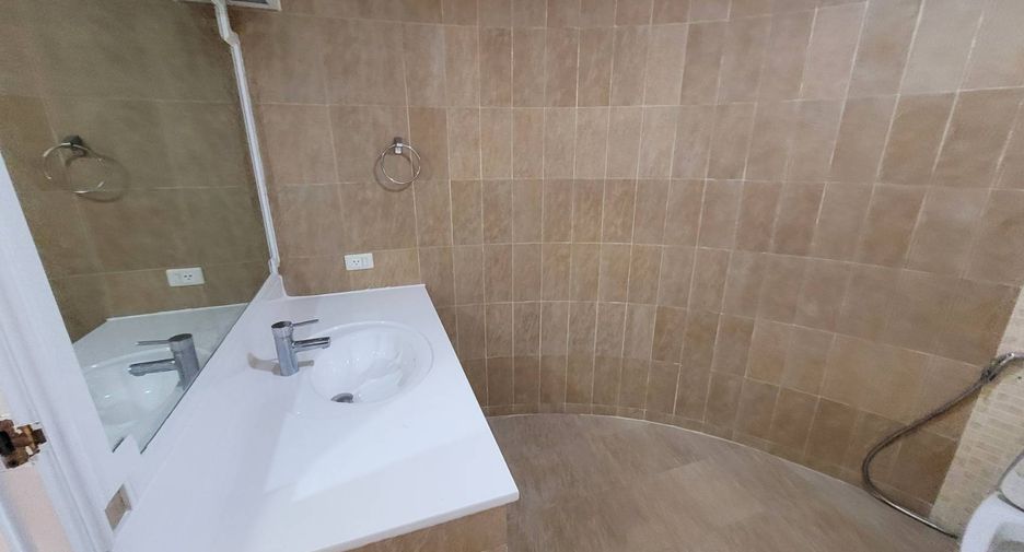 For rent 4 bedrooms condo in Khlong Toei, Bangkok