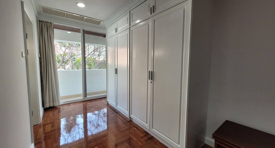 For rent 4 bedrooms condo in Khlong Toei, Bangkok